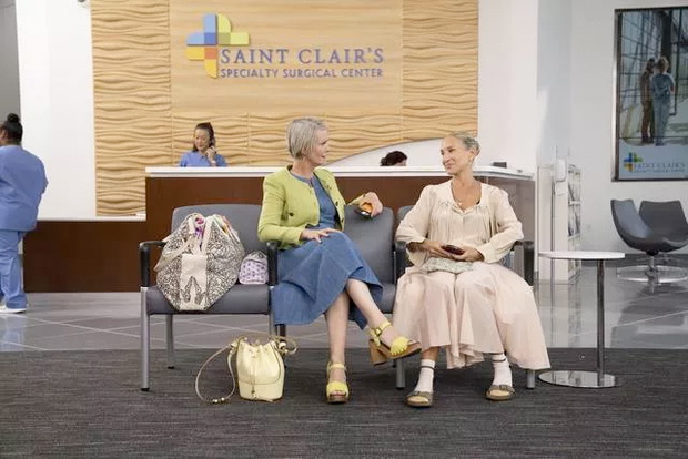 Sarah Jessica Parker jako Carrie Bradshaw w Birkenstockach Madrid w serialu I tak po prostu