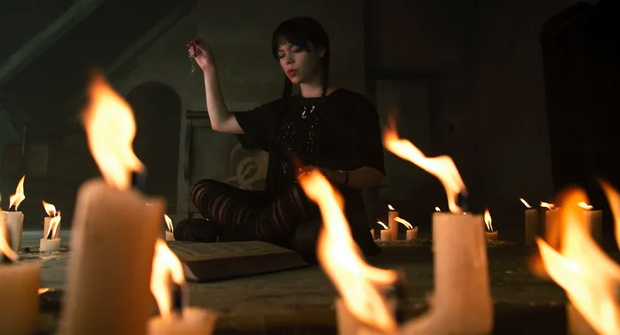 Jenna Ortega gra rolę Wednesday Addams w serialu Tima Burtona na Netflixie.