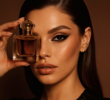Elegancka kobieta z perfumami