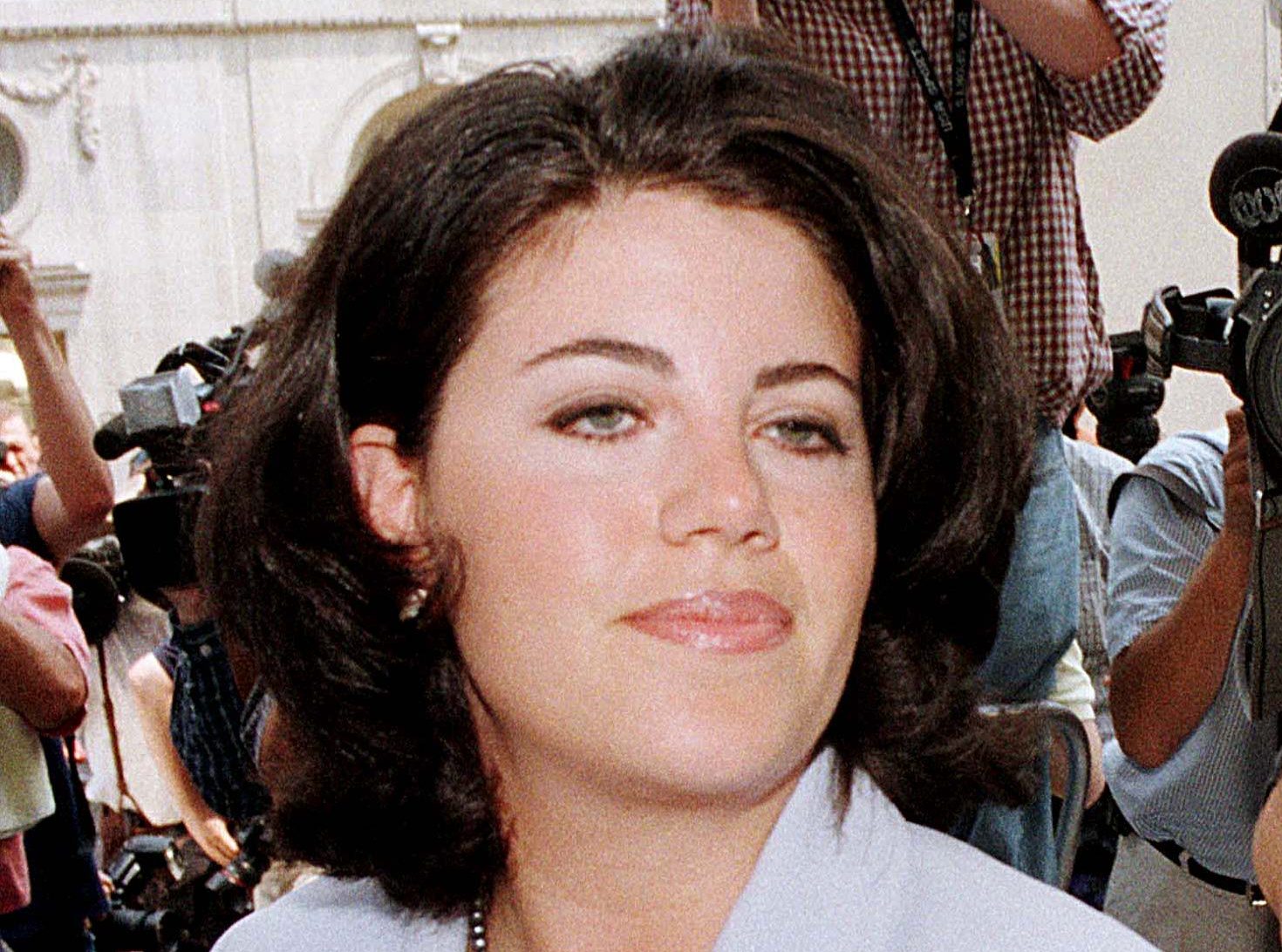 FORMER WHITE HOUSE INTERN LEWINSKY ARRIVES AT LAWYER'S OFFICE.