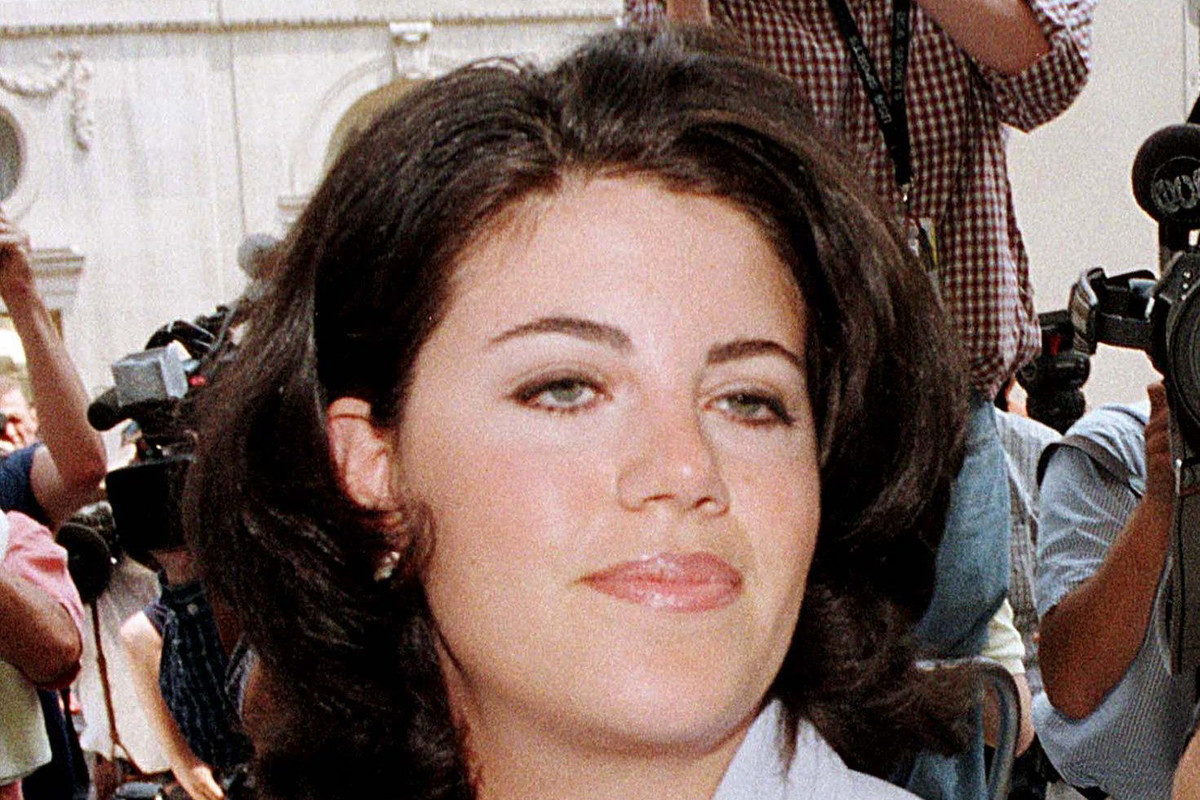 FORMER WHITE HOUSE INTERN LEWINSKY ARRIVES AT LAWYER'S OFFICE.
