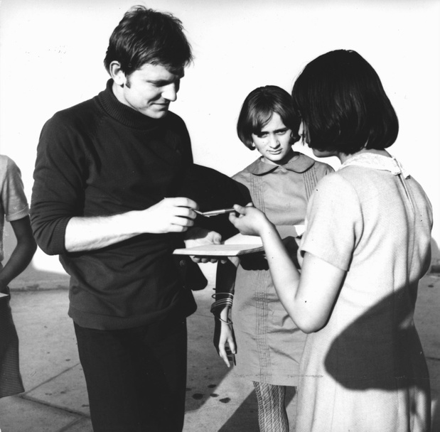 Piotr Szczepanik rozdaje autografy