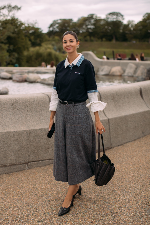 Sweter w stylu preppy na ulicach Kopenhagi