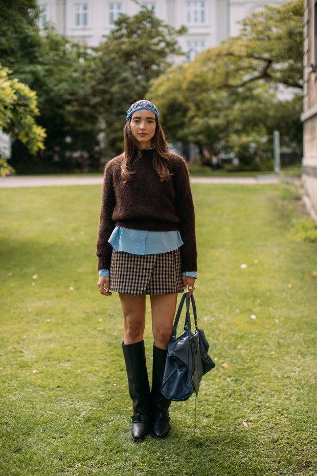 Sweter w stylu preppy na ulicach Kopenhagi