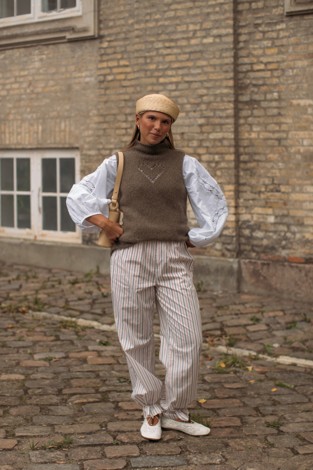 Sweter w stylu preppy na ulicach Kopenhagi