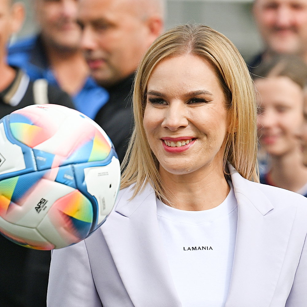 Tarnobrzeg, 23.08.2025. Pierwsza dama RP Marta Nawrocka podczas oficjalnego rozpoczęcia IV Podkarpackiego Festiwalu Piłki Nożnej Kobiecej