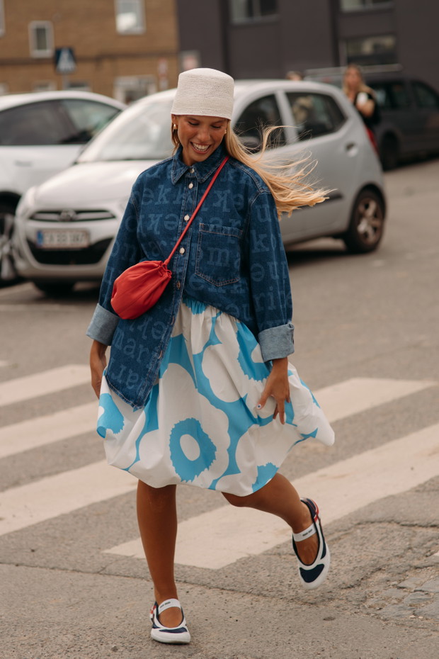 Denim na ulicach Kopenhagi - trend na jesień 2025