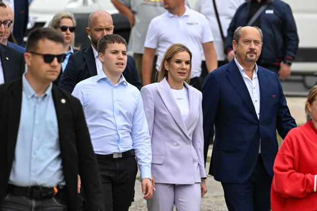 Tarnobrzeg, 23.08.2025. Pierwsza dama RP Marta Nawrocka z synem Antonim i  senatorem PiS Mieczysławem Golbą