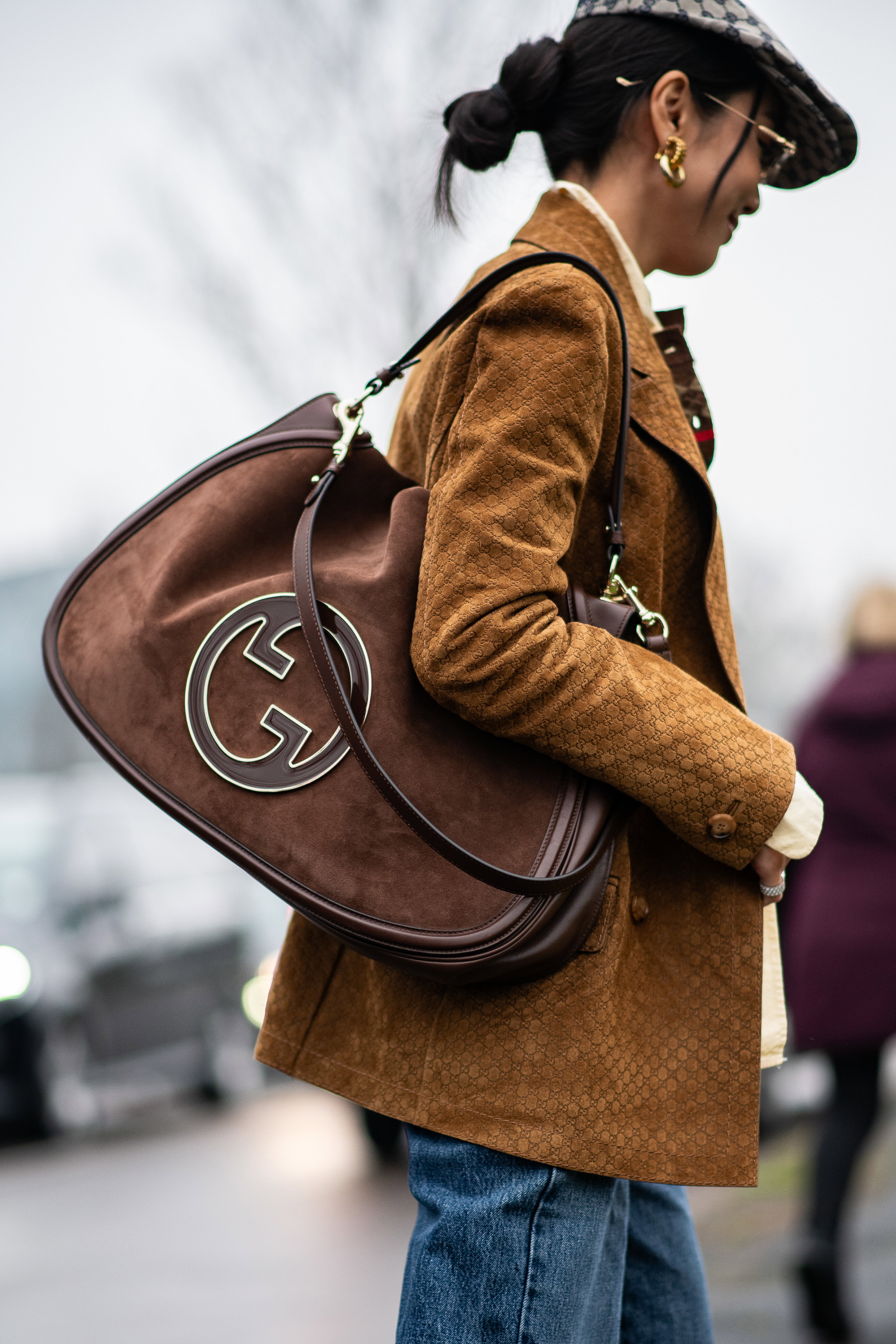 Zamszowe torebki - hit street fashion na jesień 2025