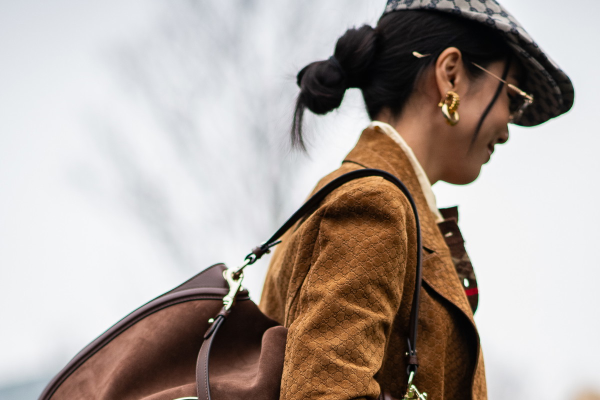 Zamszowe torebki - hit street fashion na jesień 2025