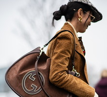 Zamszowe torebki - hit street fashion na jesień 2025
