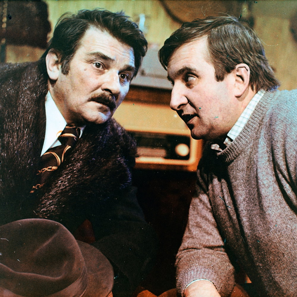 1976. Kadr z filmu "Brunet wieczorową porą" w reżyserii Stanisława Barei,  od lewej: Ryszard Pietruski, Krzysztof Kowalewski.