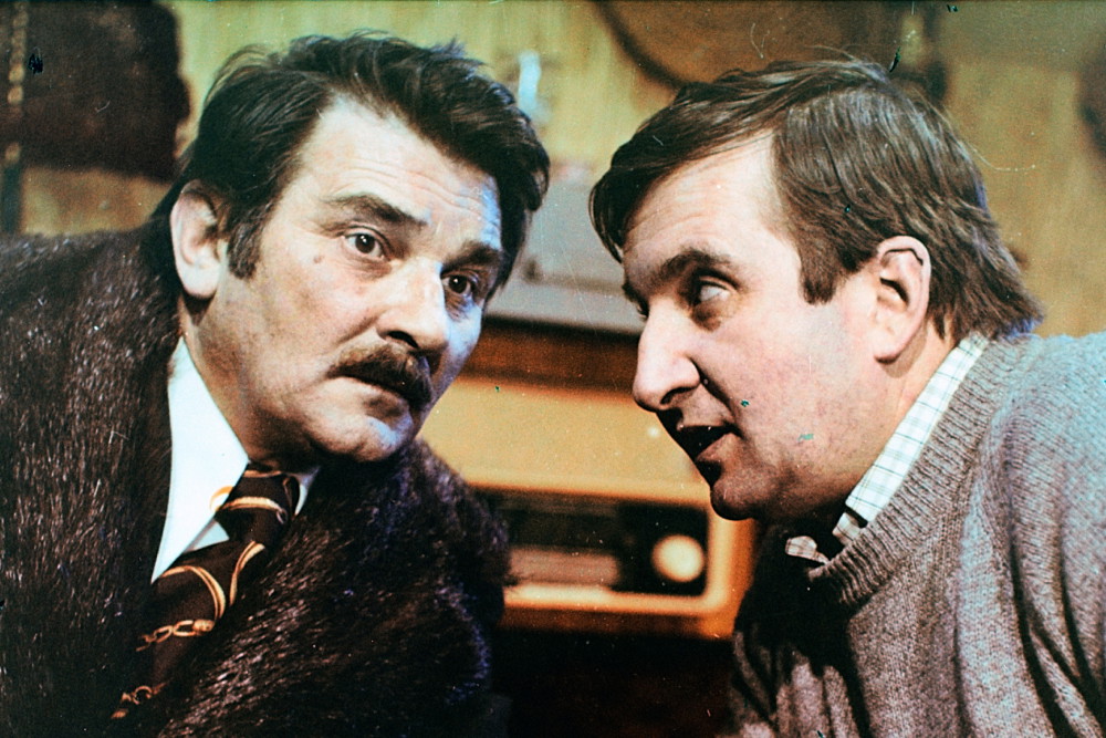 1976. Kadr z filmu "Brunet wieczorową porą" w reżyserii Stanisława Barei, od lewej: Ryszard Pietruski, Krzysztof Kowalewski.