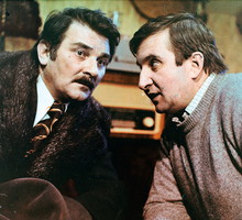 1976. Kadr z filmu "Brunet wieczorową porą" w reżyserii Stanisława Barei, od lewej: Ryszard Pietruski, Krzysztof Kowalewski.