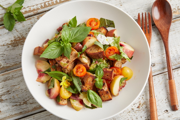 Panzanella z brzoskwiniami i bazylią