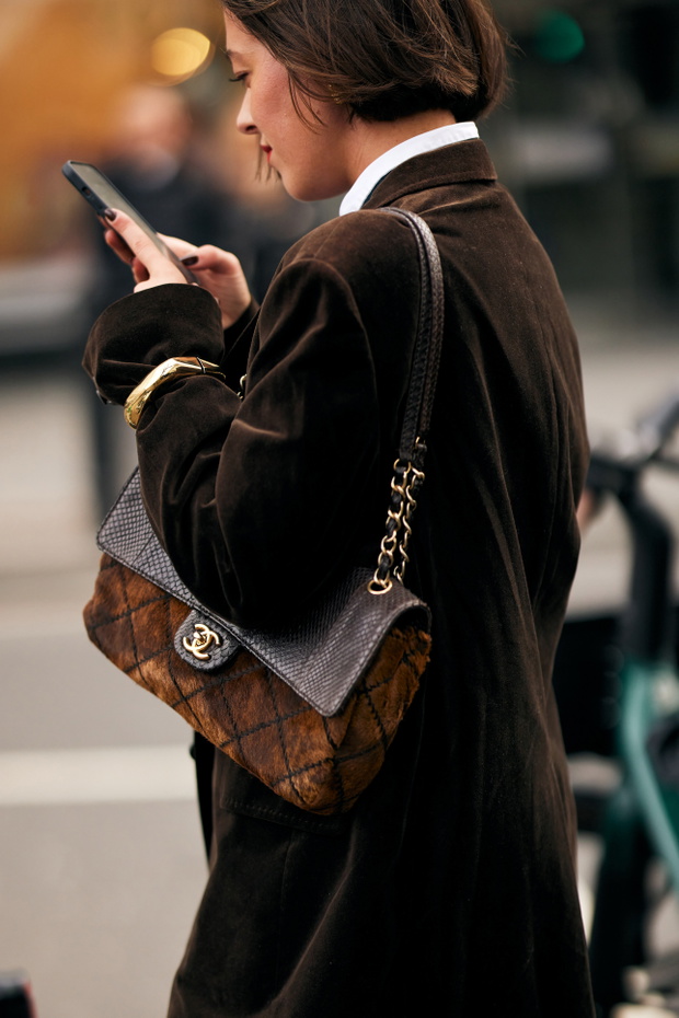 Zamszowe torebki - hit street fashion na jesień 2025