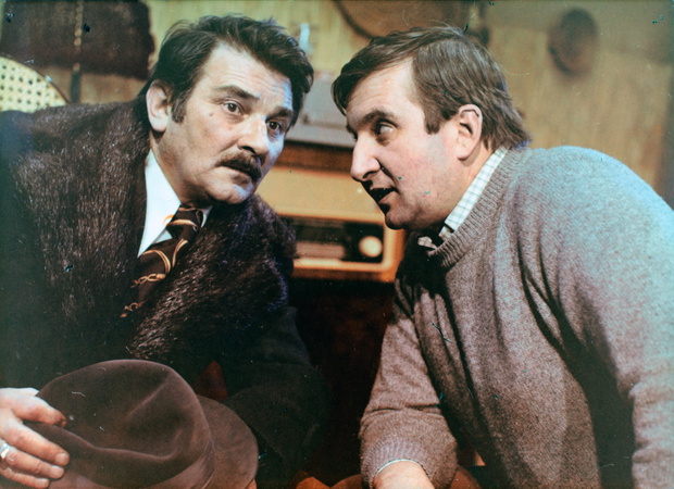 1976. Kadr z filmu "Brunet wieczorową porą" w reżyserii Stanisława Barei,  od lewej: Ryszard Pietruski, Krzysztof Kowalewski.