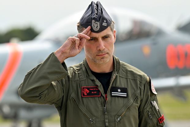 Radom, 21.08.2025. Lider F-16 Tiger Demo Team mjr pil. Maciej Krakowian