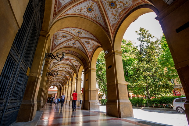 Bolonia Piazza Cavour z pięknym portykiem