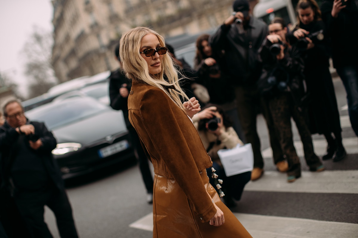 Kapsułowa szafa na jesień 2025 - street style