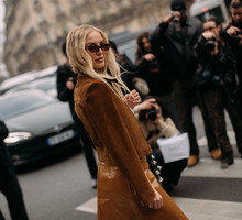 Kapsułowa szafa na jesień 2025 - street style