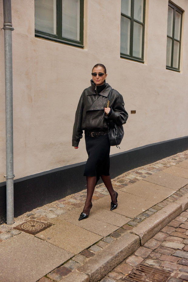Jak nosić ołówkową spódnicę jesienią 2025 - street style z Kopenhagi
