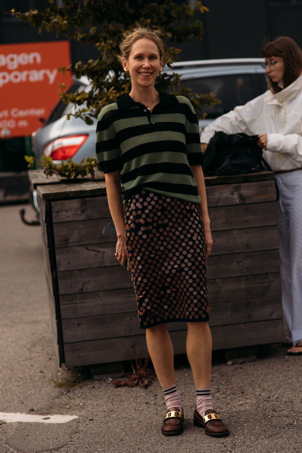 Jak nosić ołówkową spódnicę jesienią 2025 - street style z Kopenhagi