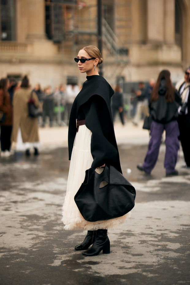 Kapsułowa szafa na jesień 2025 - street style