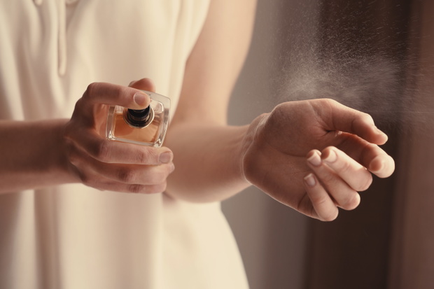 Kobieta rozpylająca perfumy