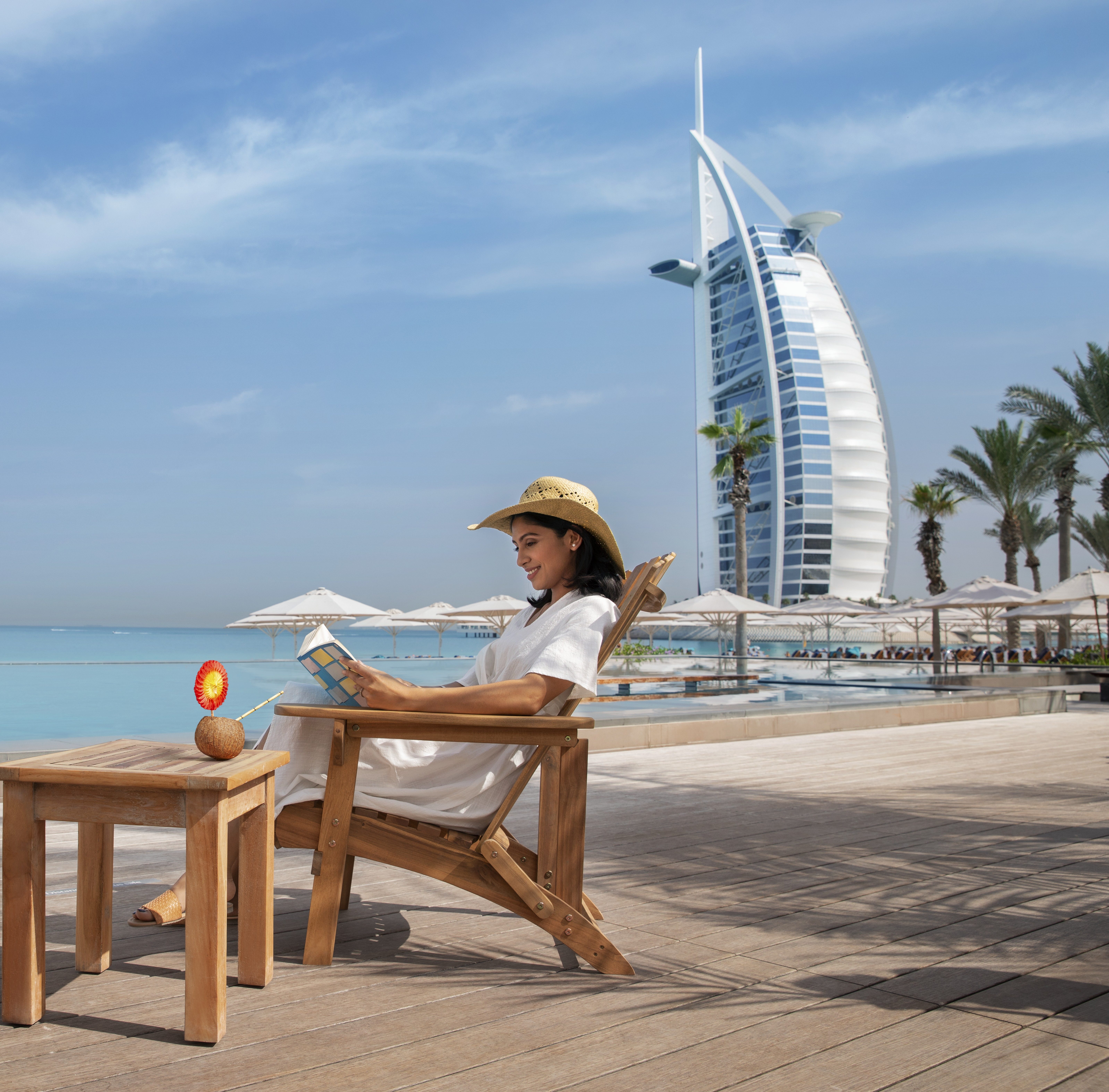 Kobieta na tle Burdż al-Arab w Dubaju