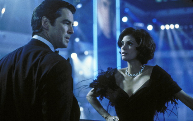 Jutro nie umiera nigdy (Tomorrow Never Dies), Pierce Brosnan, Teri Hatcher