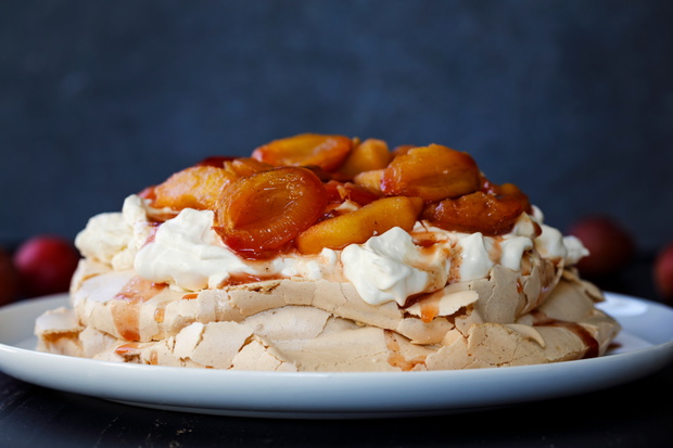 Beza pavlova - Krucha beza i pyszne owoce - nie ma lepszego połączenia smaków w deserze