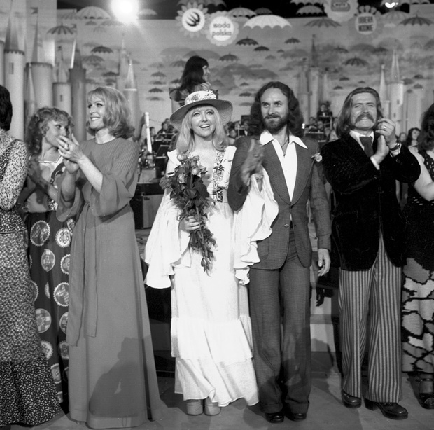 Opole, 1974 Krajowy Festiwal Polskiej Piosenki. Irena Santor, Maryla Rodowicz, Stan Borys, Waldemar Grzech PAP/Ryszard Okoñski