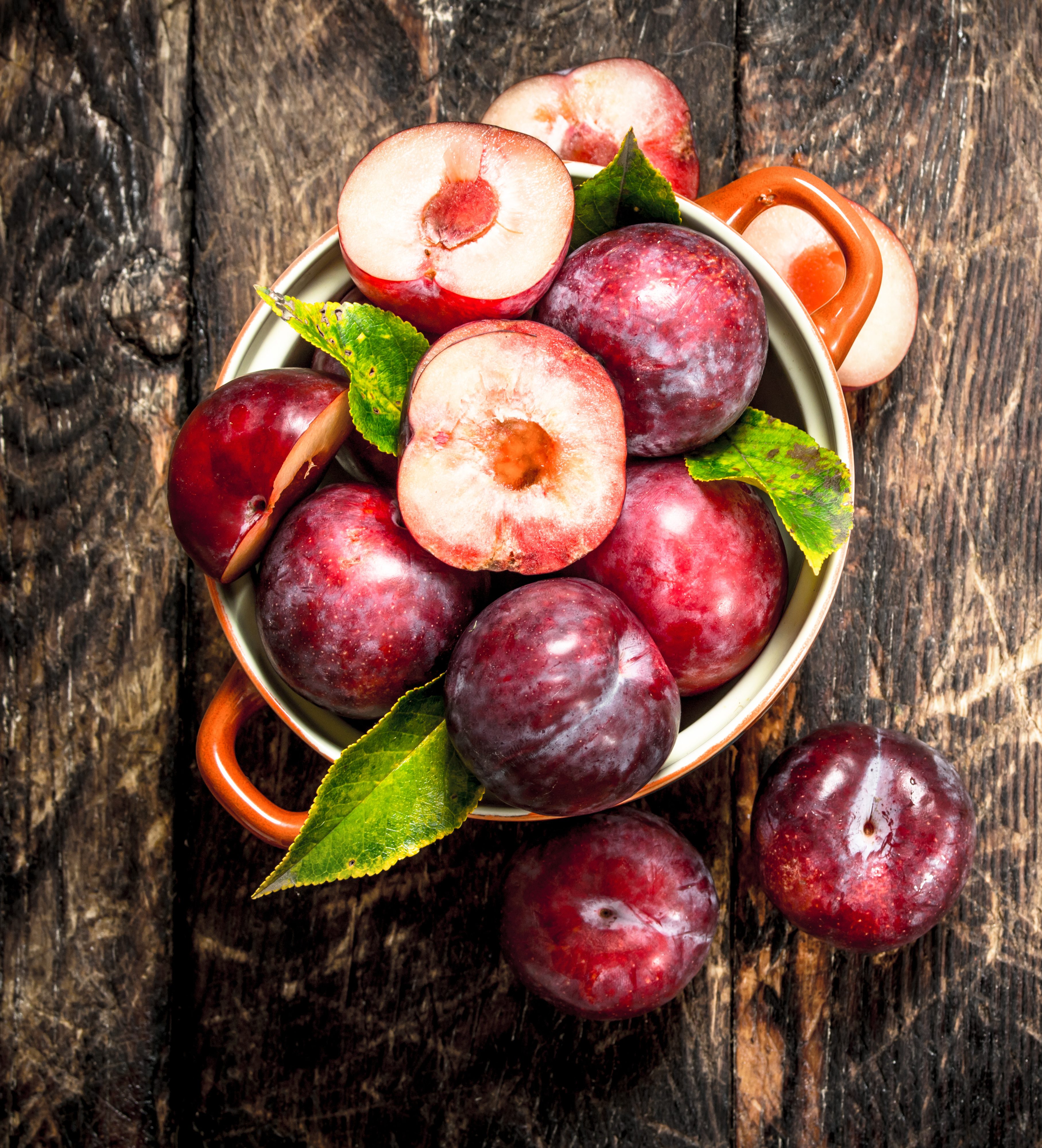 Fresh plums in a bowl.
