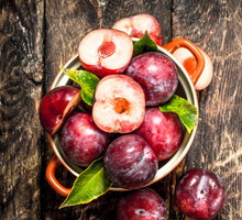 Fresh plums in a bowl.