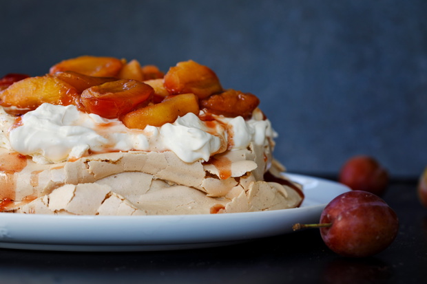 Beza pavlova ze śliwkami