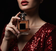 Kobieta z perfumami