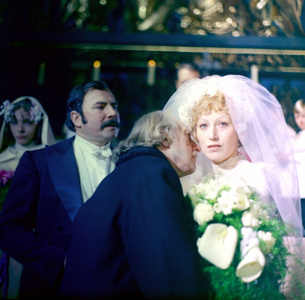 Kadry z filmu Z biegiem lat z biegiem dni