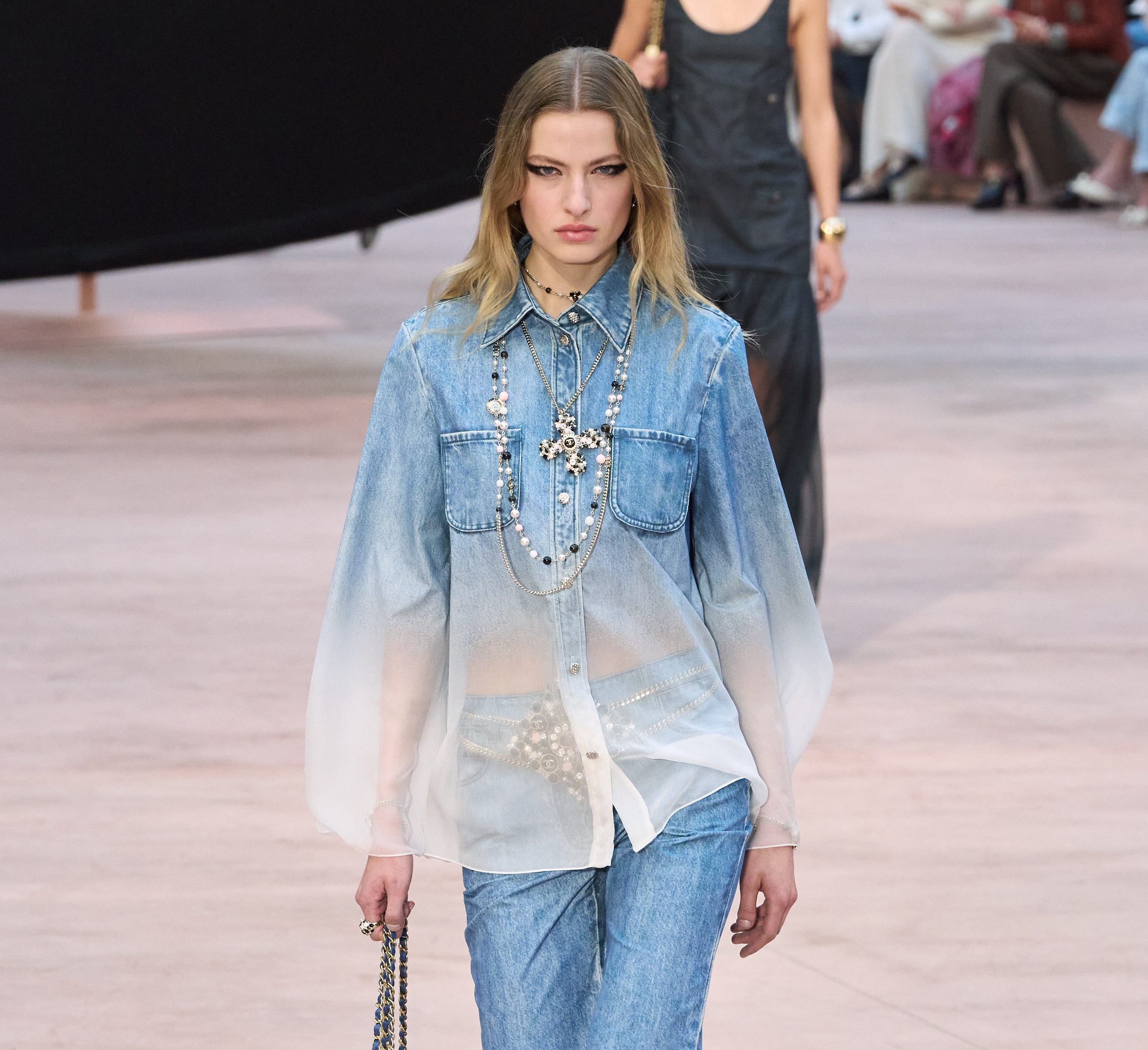 Frosted denim - modne dżinsy na jesień: Chanel
