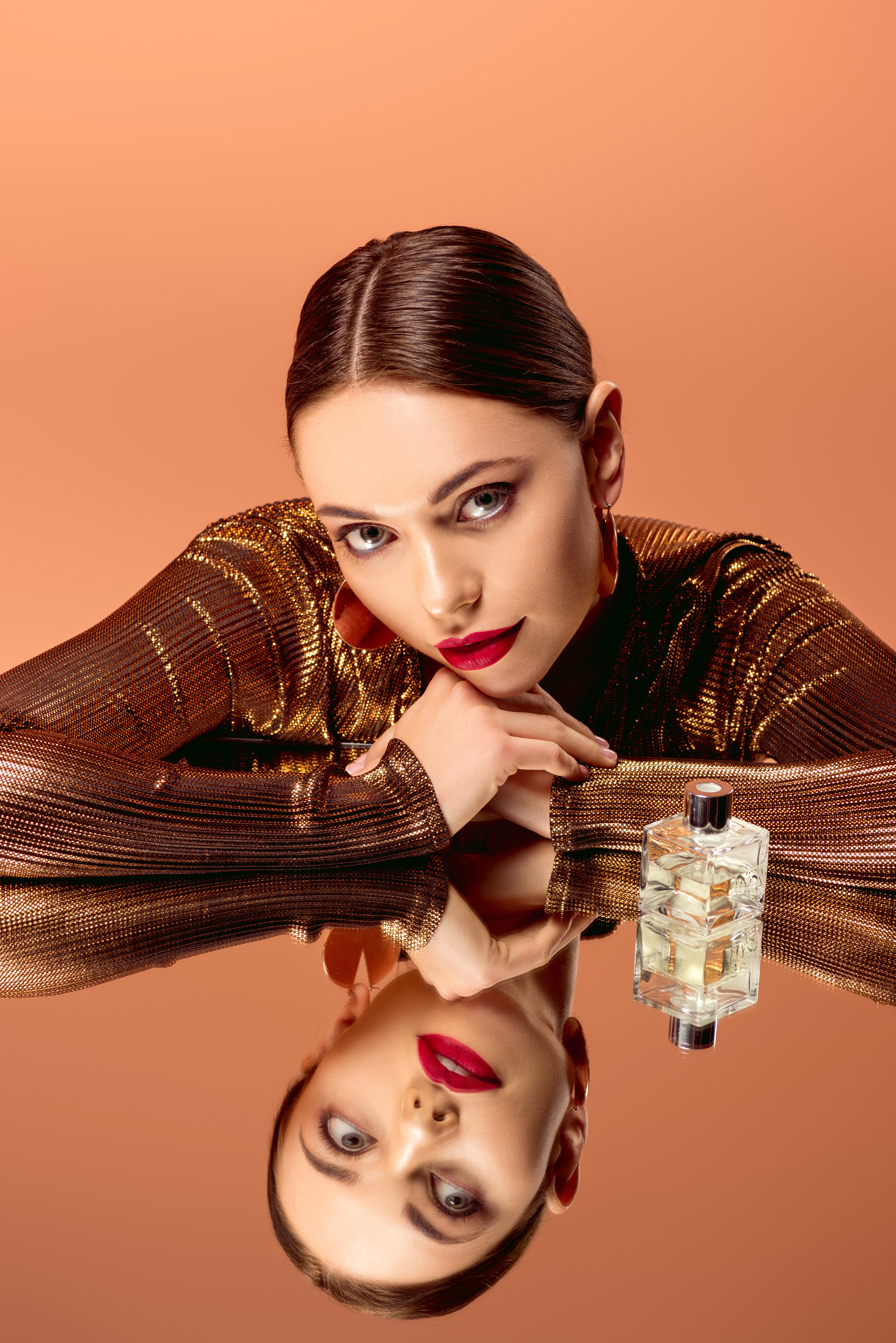 Kobieta z perfumami na szkle