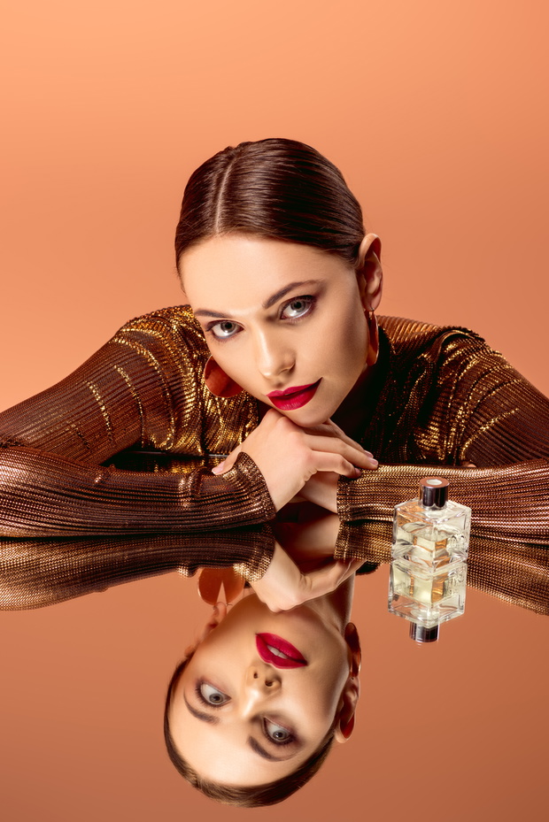 Kobieta z perfumami na szkle