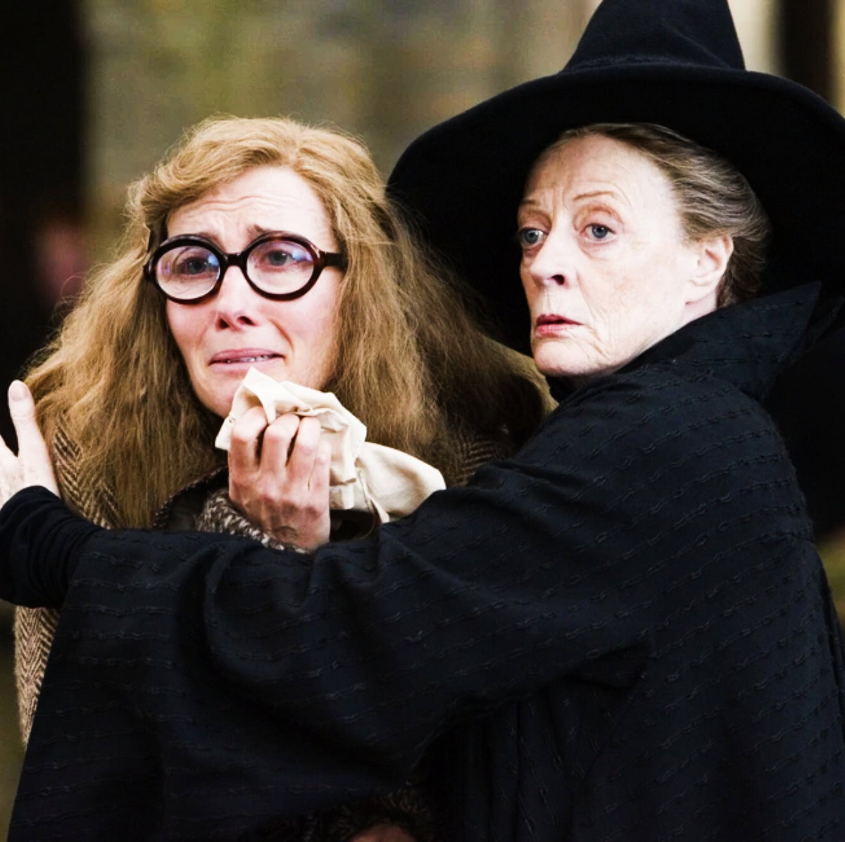 EMMA THOMPSON, MAGGIE SMITH, 2007 ROK. ZDJĘCIE Z PLANU FILMU „HARRY POTTER I ZAKON FENIKSA”.