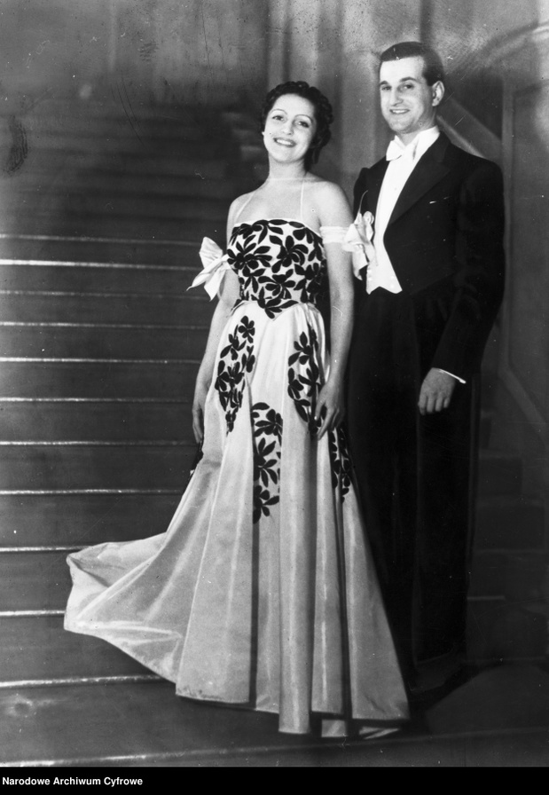 Aktorka Elżbieta Kryńska i aktor Leszek Pośpiełowski wybrani podczas balu "wicekrólową i wicekrólem mody", 1938.