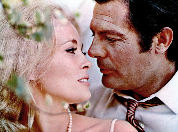 Le Temps des amants A Place For Lovers (Amanti) de Vittorio De Sica avec Faye Dunaway (second from left) Marcello Mastroianni 1968