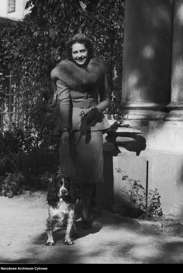 Elżbieta Kryńska ze swoim psem rasy cocker spaniel.