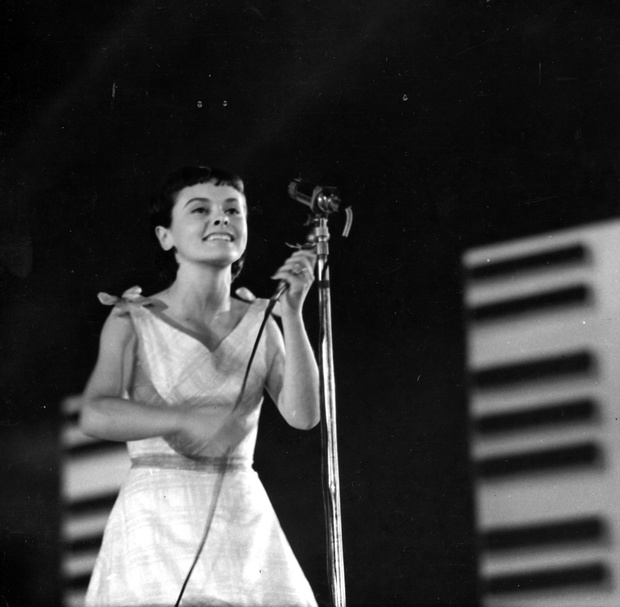 Polska 1967r. Piosenkarka Katarzyna Sobczyk odczas wystêpu