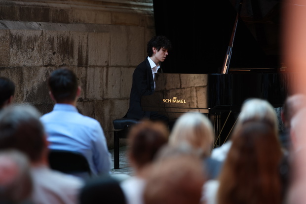 Mateusz Dubiel, Kraków, 01.08.2025. Pianista Mateusz Dubiel podczas pierwszego koncertu letniego festiwalu „Wawel o zmierzchu”, 1 bm. na Dziedzińcu Batorego na Wawelu w Krakowie