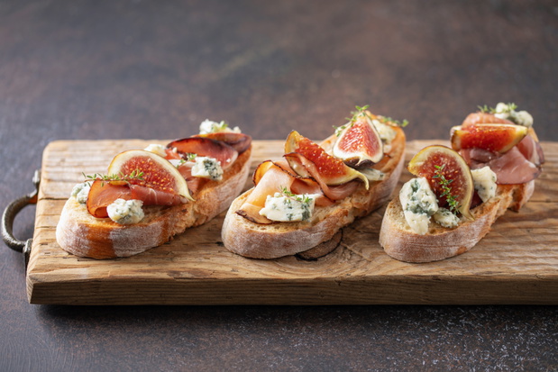 Bruschetta z sezonowaną szynką serem pleśniowym i figami