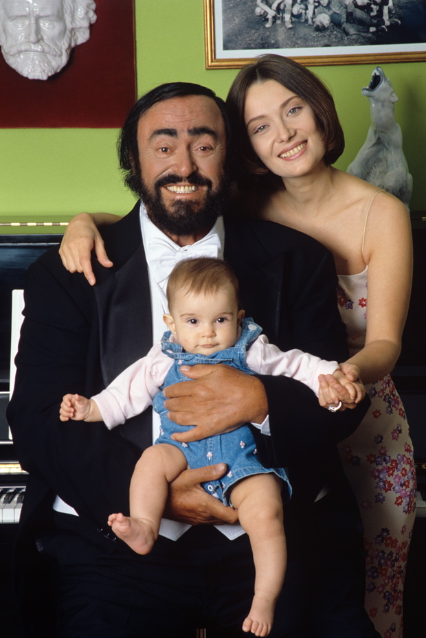 Luciano Pavarotti z córką Alice i drugą żoną, Nicoletta Mantovani. 2003 rok
