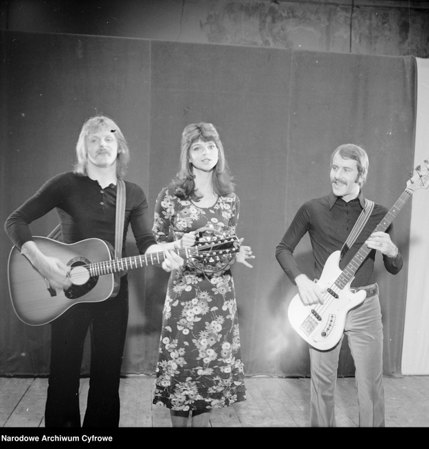 Zespół na scenie - od lewej - wokalista i gitarzysta Janusz Kruk, wokalistka Elżbieta Dmoch, gitarzysta Andrzej Rybiński, 1972